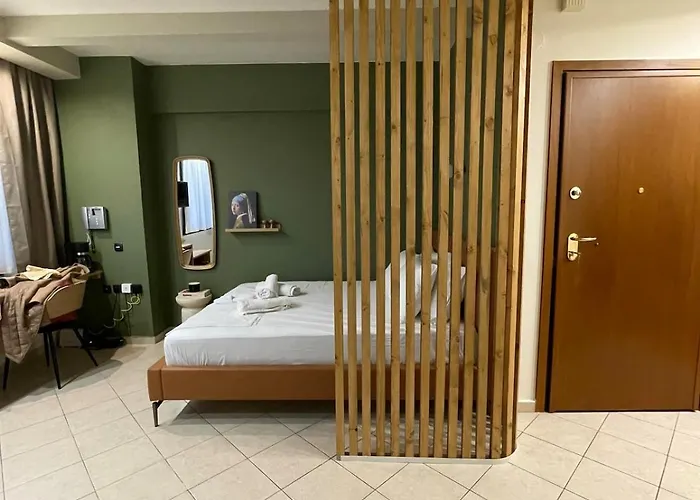 Olive Room, Center